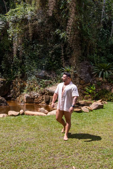 ensaio-casal-itaipava-bluebearcabins-poses-para-foto-piscina'