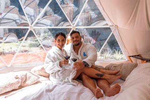 ensaio-casal-itaipava-bluebearcabins-poses-para-foto-tomando-vinho-de-roupao'