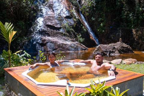 ensaio-casal-itaipava-bluebearcabins-poses-para-foto-hidromassagem'