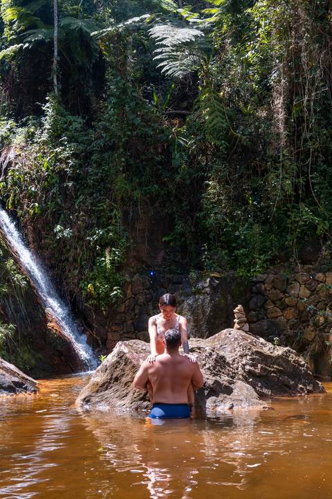 ensaio-casal-itaipava-bluebearcabins-poses-para-foto-piscina'