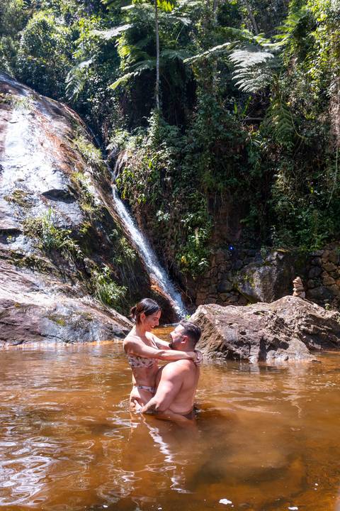 ensaio-casal-itaipava-bluebearcabins-poses-para-foto-piscina'