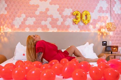 foto-sensual-mulher-na-cama-com-bolas-de-aniversario'