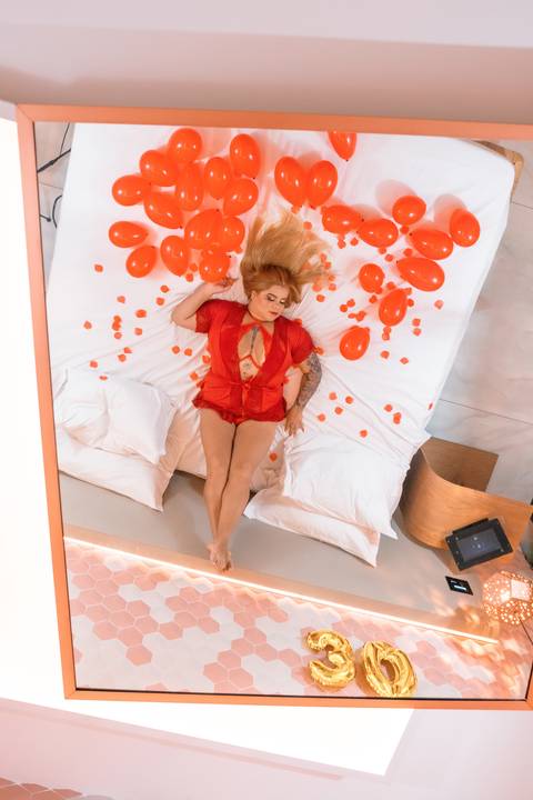 foto-sensual-mulher-na-cama-com-bolas-de-aniversario'