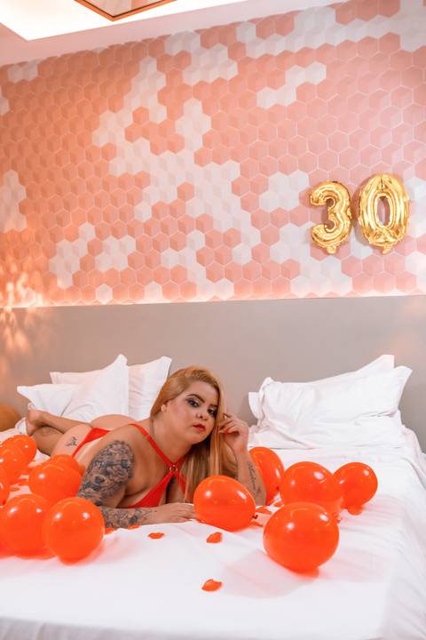 foto-sensual-mulher-de-lingerie-na-cama-com-bolas-de-aniversario'