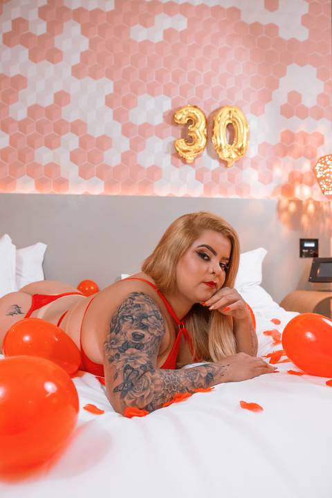foto-sensual-mulher-de-lingerie-na-cama-com-bolas-de-aniversario'