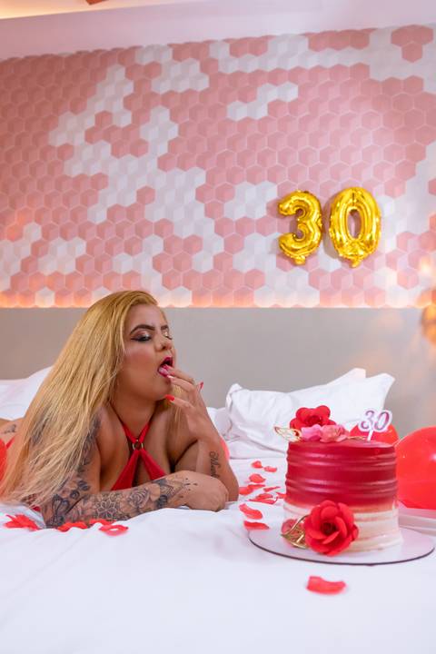 foto-sensual-mulher-de-lingerie-na-cama-com-bolas-de-aniversario-comendo-bolo'