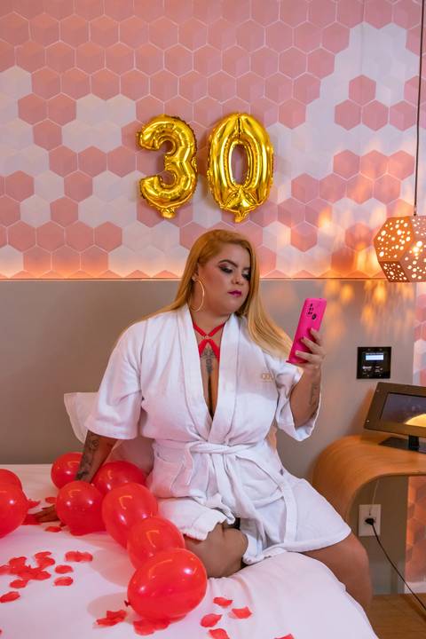 foto-sensual-mulher-de-roupao-mexendo-no-celular'
