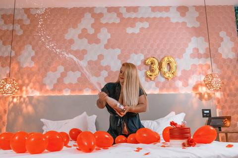 foto-sensual-mulher-de-lingerie-com-bolo-de-aniversario-e-espumante'
