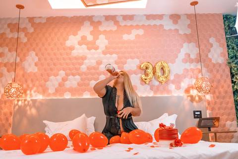 foto-sensual-mulher-de-lingerie-com-bolo-de-aniversario-e-espumante'