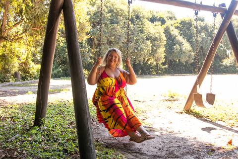 Mulher-no-bosque-da-barra-no-balanco'