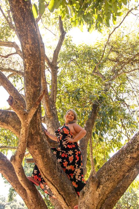 Mulher-no-bosque-da-barra-na-arvore'
