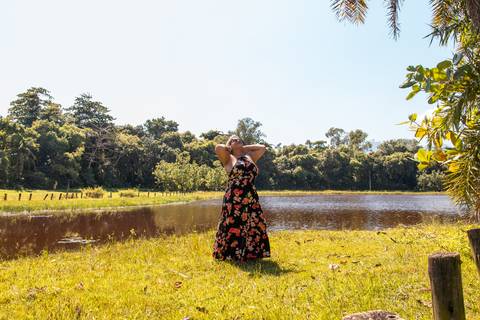 Mulher-no-bosque-da-barra-no-lago'