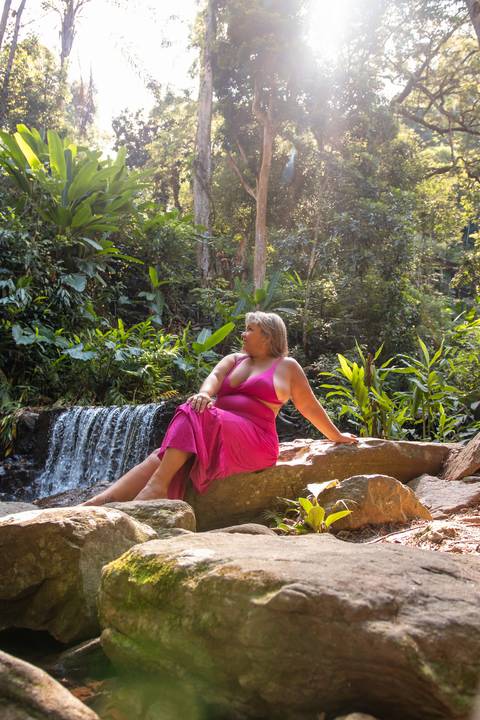 Mulher-no-cachoeira'