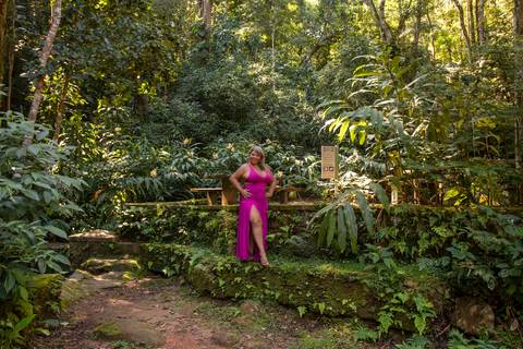 Mulher-no-cachoeira'