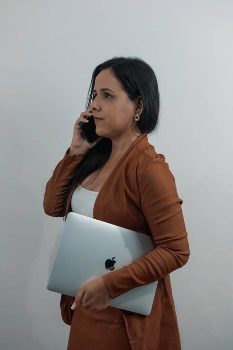 foto-corporativa-de-contadora-com-roupa-social-com-celular'