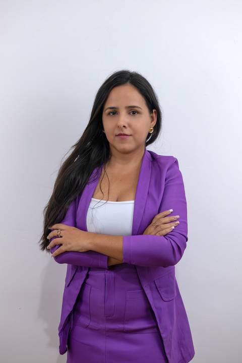 foto-corporativa-de-contadora-com-roupa-social'