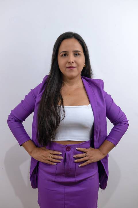 foto-corporativa-de-contadora-com-roupa-social'