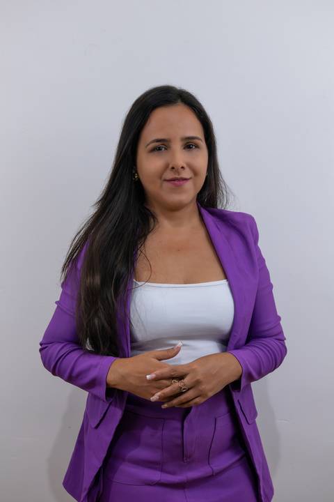 foto-corporativa-de-contadora-com-roupa-social'