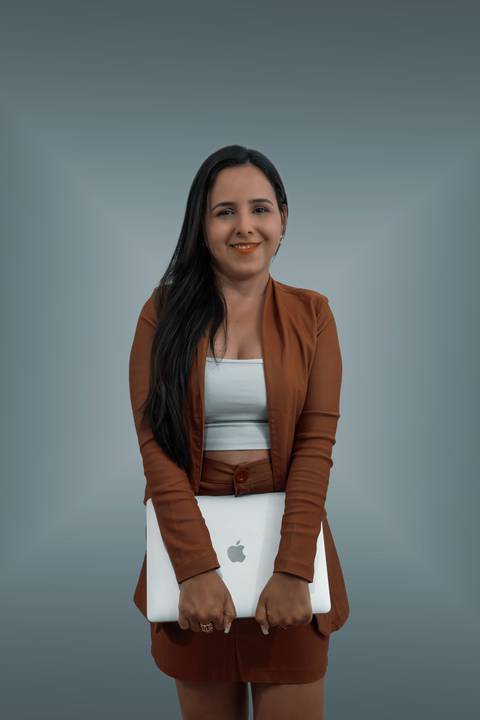 foto-corporativa-de-contadora-com-roupa-social-com-notebook'