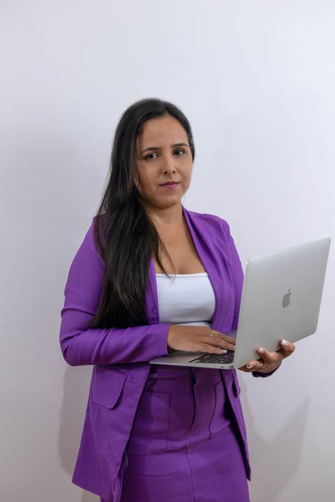 foto-corporativa-de-contadora-com-roupa-social-com-macbook'