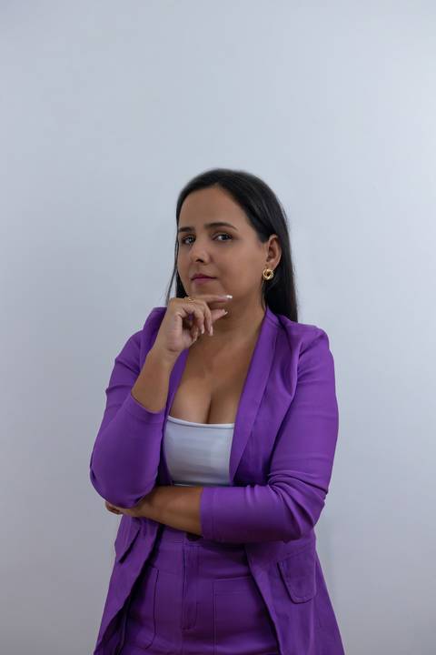 foto-corporativa-de-contadora-com-roupa-social'