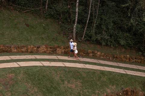 casal-caminhando-na-pousada'
