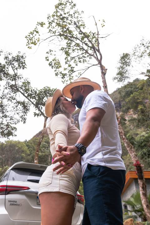 foto-casal-externa-pousada-bluebear-cabins-beijo'