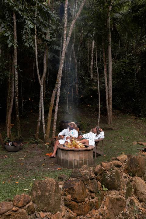foto-casal-externa-pousada-bluebear-cabins-fogueira'