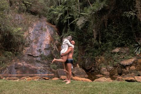 foto-casal-externa-pousada-bluebear-cabins-abraco'