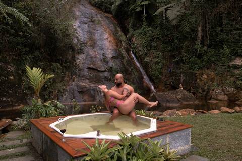 foto-casal-externa-pousada-bluebear-cabins-hidromassagem'