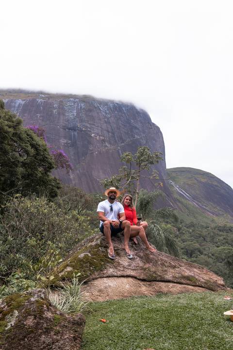 casal-sentado-na-pedra'