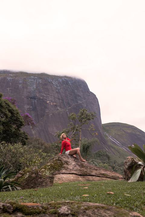 mulher-sentada-na-pedra'
