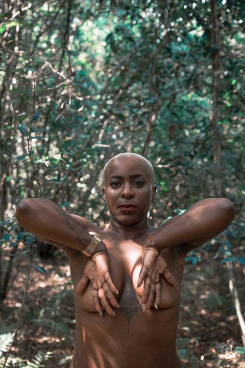 ensaio-feminino-sensual-rj-negra-nua-na-floresta'