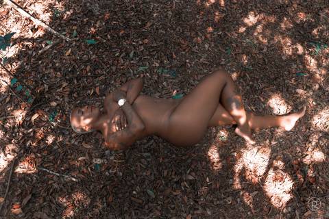 ensaio-feminino-sensual-rj-negra-nua-na-floresta'
