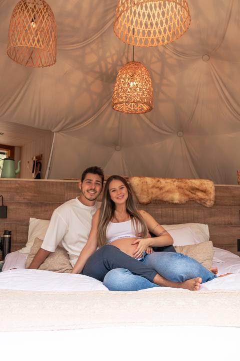 ensaio-gestante-e-marido-pusada-bluebear-cabins-elegante'