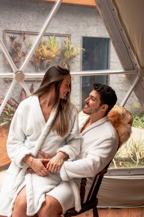 ensaio-gestante-e-marido-pusada-bluebear-cabins-de-roupao'