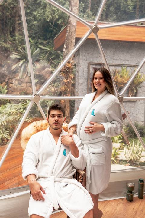 ensaio-gestante-e-marido-pusada-bluebear-cabins-de-roupao'
