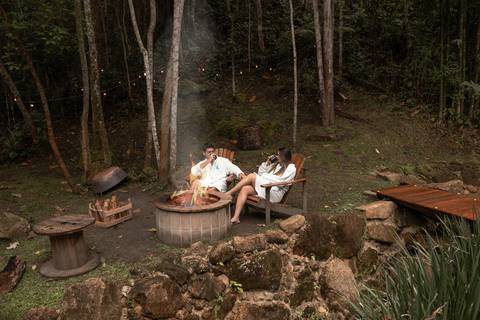 ensaio-gestante-e-marido-pusada-bluebear-cabins-de-roupao-fogueira'