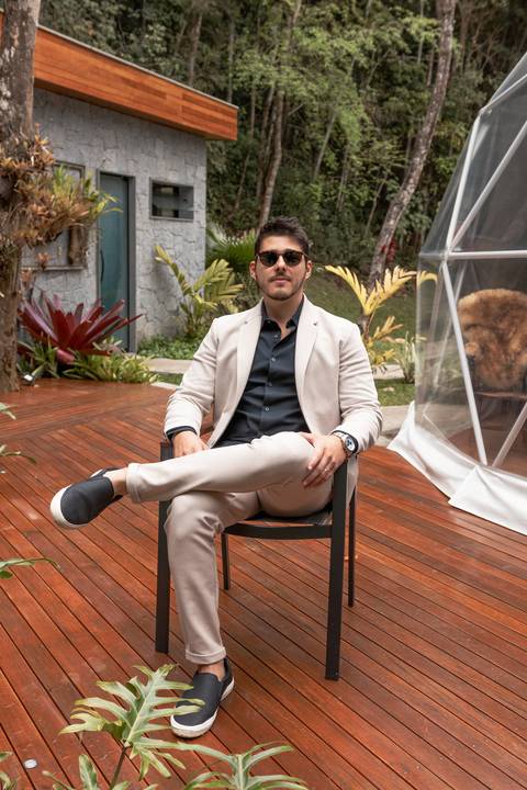 foto-corporativa-elegante-homem-na-cadeira'