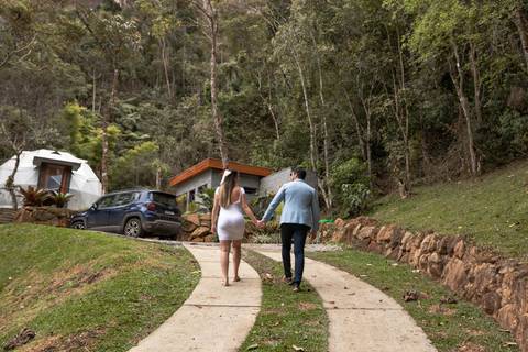 ensaio-gestante-e-marido-pusada-bluebear-cabins-elegante'