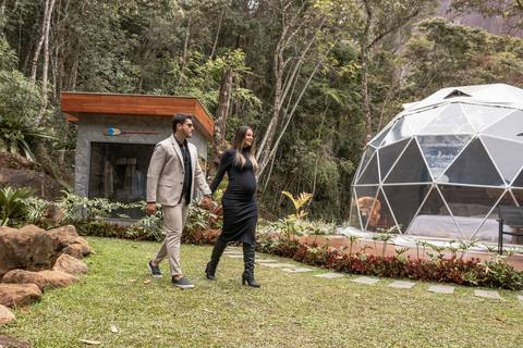 ensaio-gestante-e-marido-pusada-bluebear-cabins-elegante'