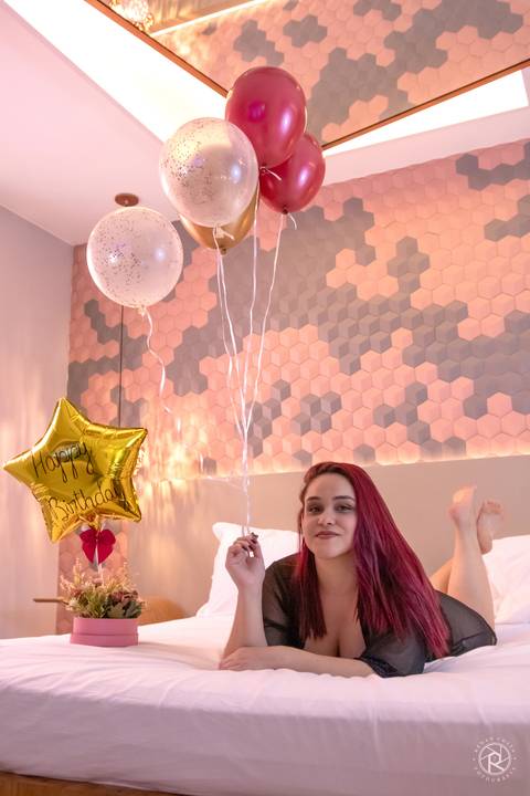 ensaio-de-aniversario-sensual-interno-com-baloes-na-cama'