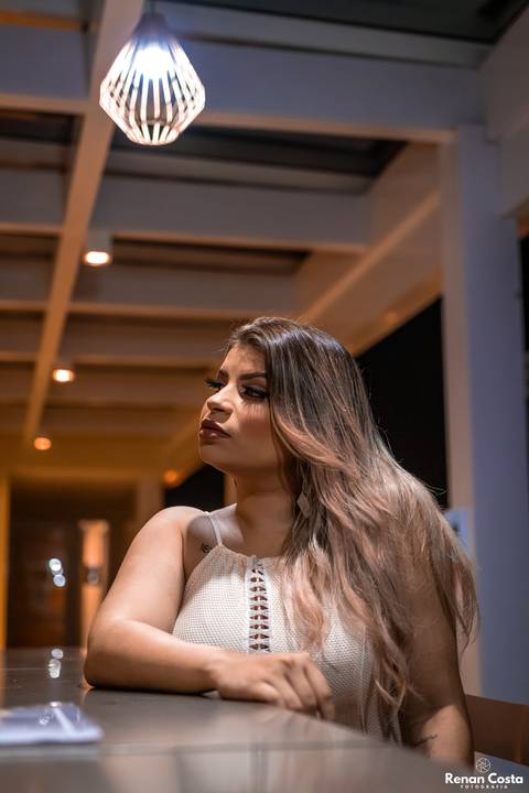foto-sensual-mulher-no-balcao-bar'