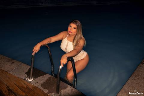 foto-sensual-mulher-na-piscina'