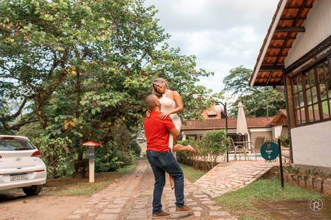 ensaio-casal-pousada-serra-da-índia-em-penedo-rj-segurando-namorada'