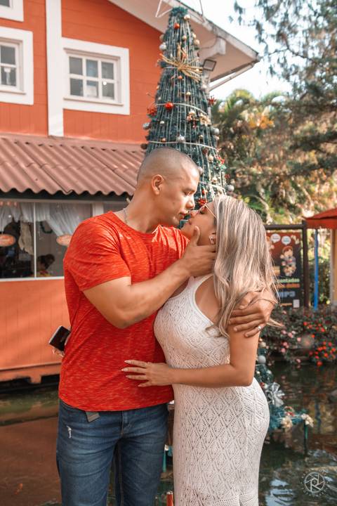 Casal-beijando-em-penedo-rj'