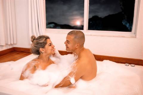 ensaio-casal-pousada-serra-da-índia-em-penedo-rj-na-banheira'