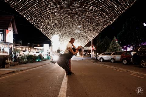 ensaio-casal-penedo-a-noite-pose-foto-na-rua-iluminada'