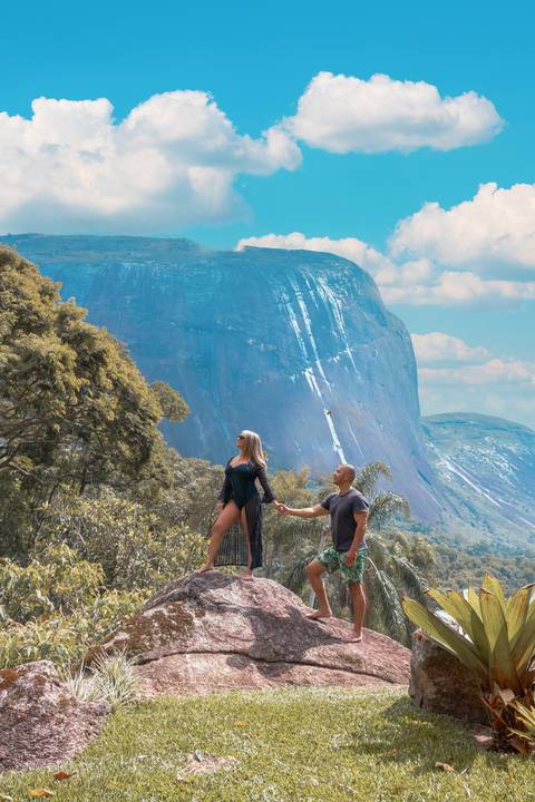 Casal na pousada BlueBear Cabins com vista para montanhas'