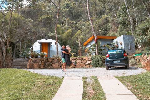 Casal na pousada BlueBear Cabins abraçados e girando'